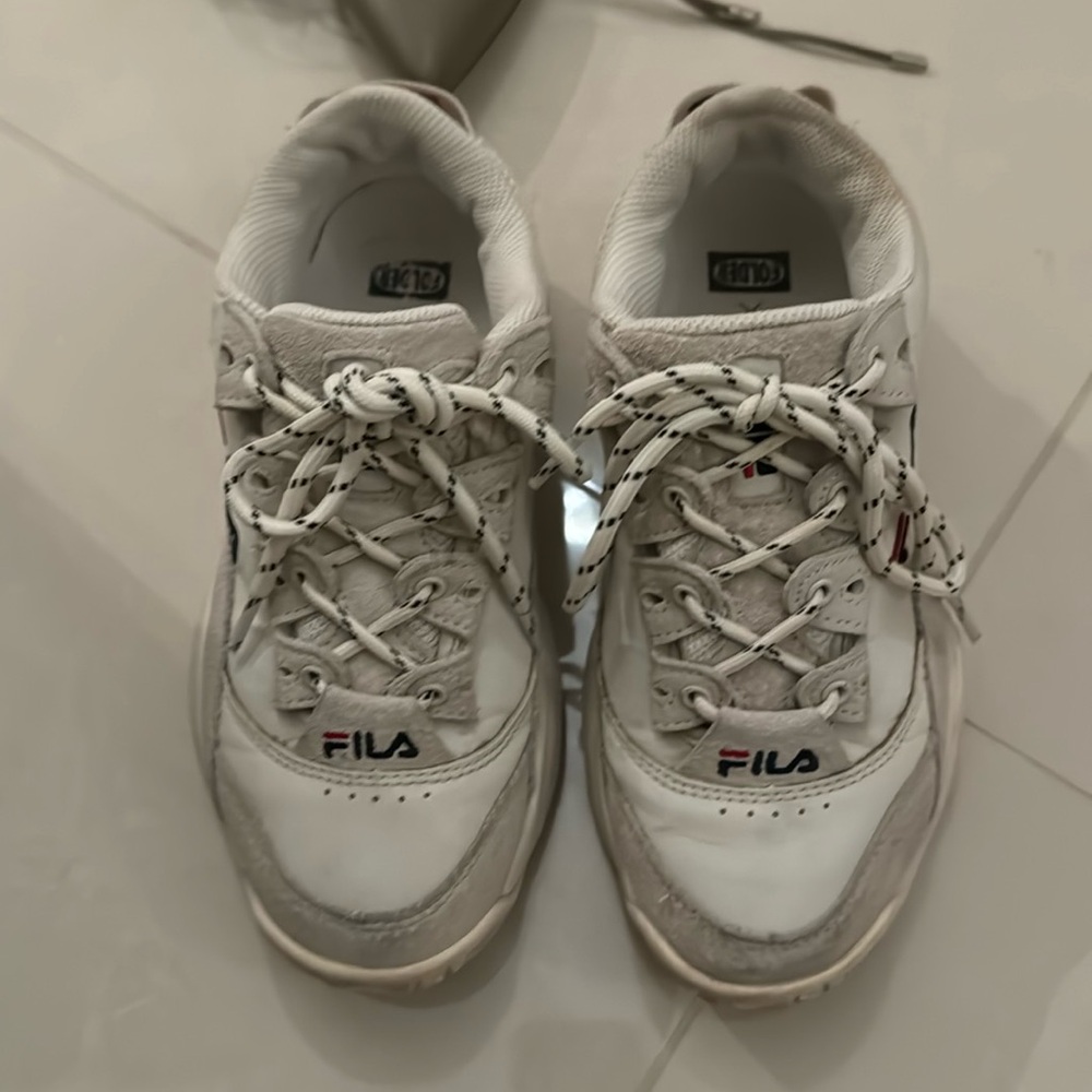 Fila women’s sneakers size 5 (fits like 5.5-6)